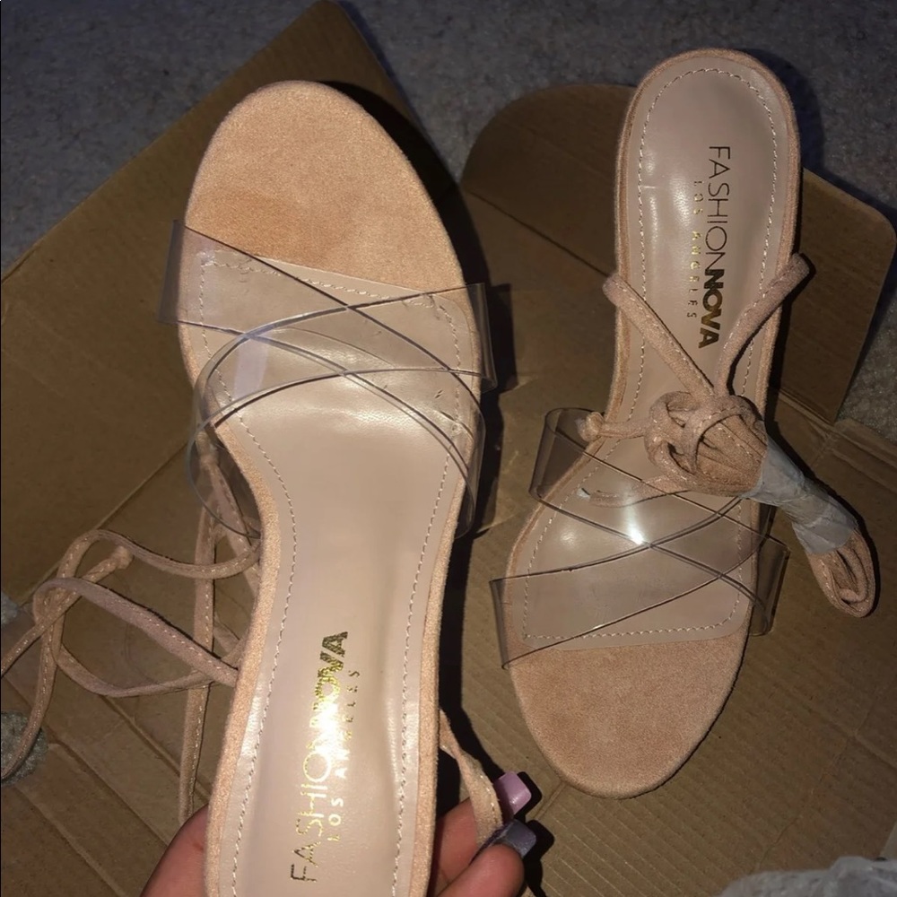 Nude pumps